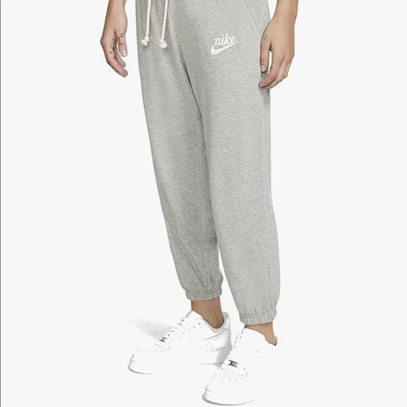 NEW Nike Women's Gym Vintage Cropped Sweatpants - Picture 1 of 5